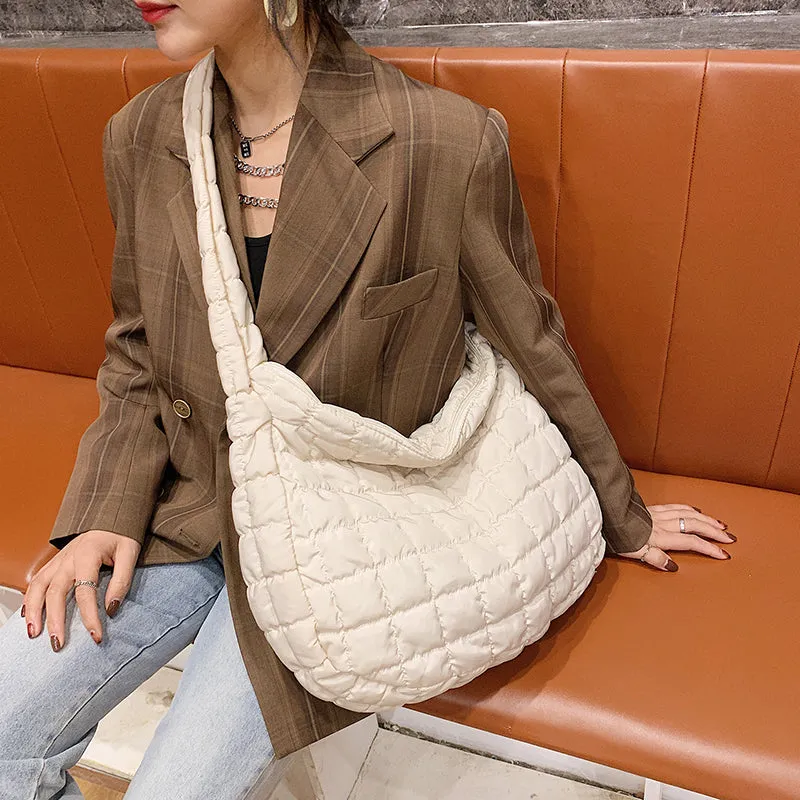 2021 New Winter Soft Down Fabric Shoulder Bag ed Quality Women'S Designer Big Capacity Underarm Pack