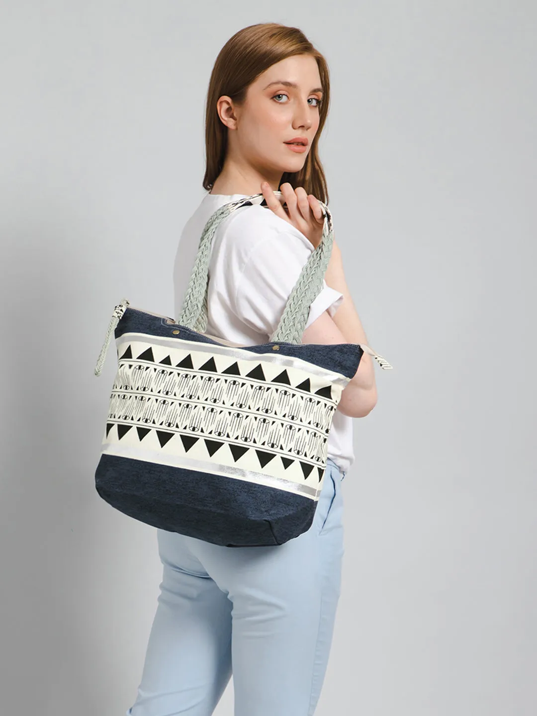 Berrylush Women Blue & White Ethnic Motifs Printed Canvas Zipper-Up Regular Tote Bag